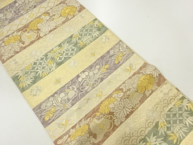 宝尽くしに菖蒲模様織出し袋帯